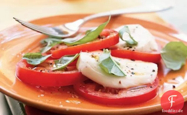 Tomaten, frischer Mozzarella und Basilikumsalat