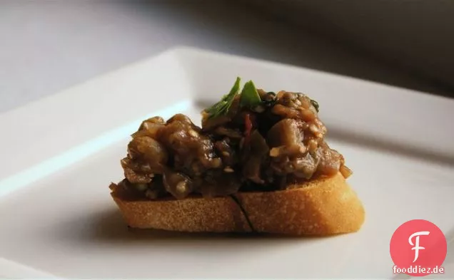 Aubergine Caponata Crostini mit Granatapfel-Balsamico-Nieselregen