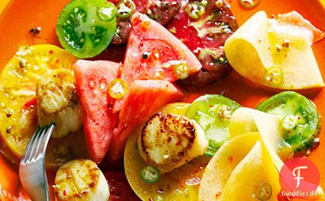 Tomaten-Melonen-Salat mit Jakobsmuscheln und rosa Pfefferkörnern
