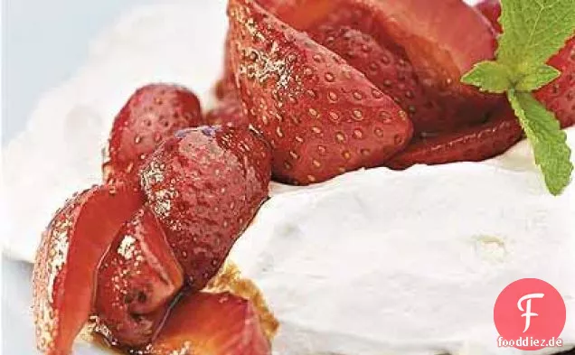 Erdbeer-Pavlovas mit Honig-Balsamico-Sauce