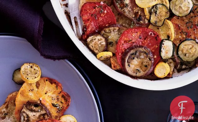 Knackige Tomaten, Zucchini und Auberginen, Brot, Gratin
