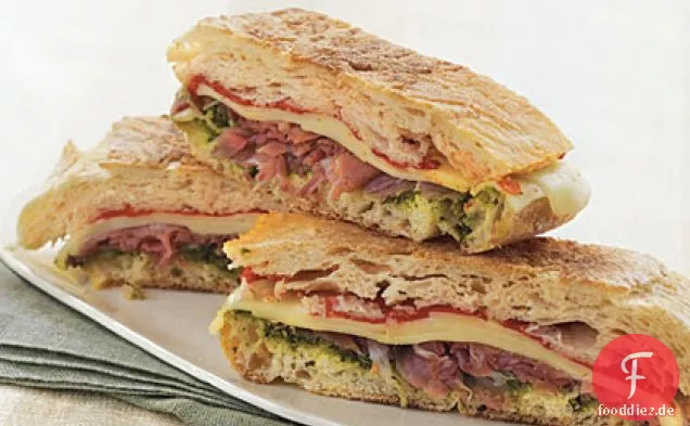 Gepresstes italienisches Sandwich mit Pesto