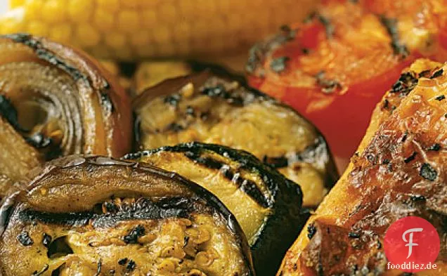 Gegrilltes Sommergemüse und Mais