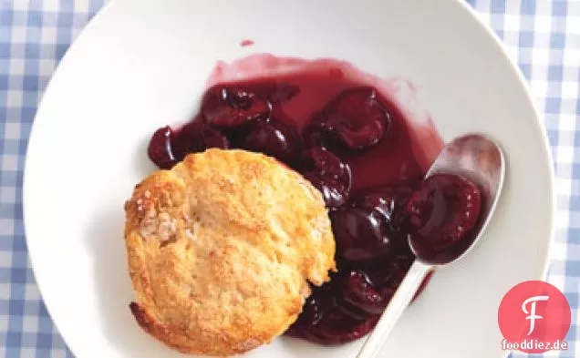 Kirsch-Limetten-Schuster mit Vanille-Créme-Fraîche-Keksen