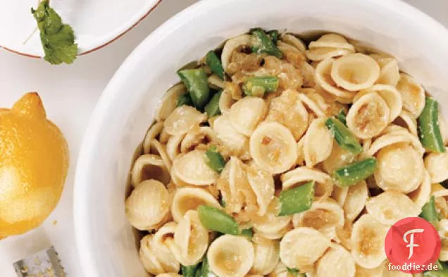 Orrechiette mit karamellisierten Zwiebeln, Zucker, Erbsen und Ricotta-Käse