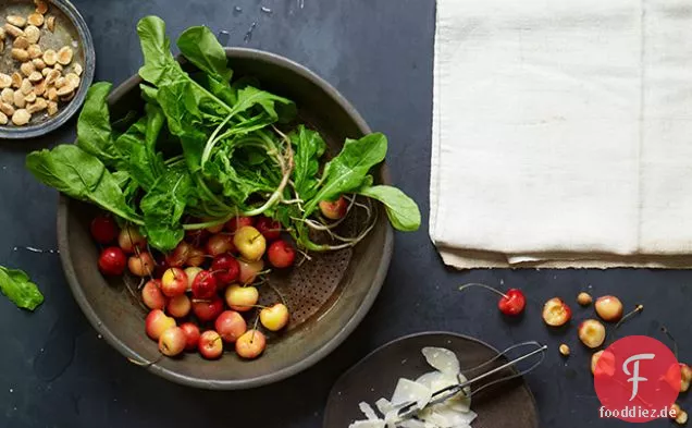 Rucola, Goldkirschen, Marcona Mandeln und Parmigiano-Reggiano