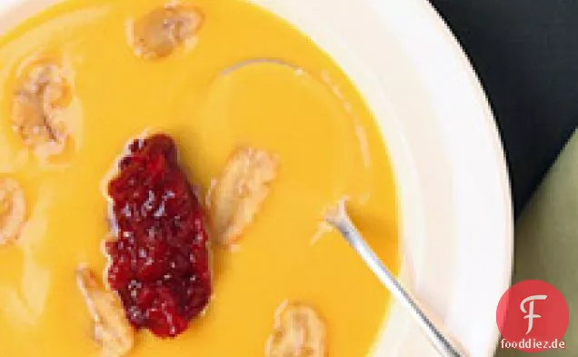 Kürbissuppe Mit Cranberry-Kompott Und Gerösteten Kastanien