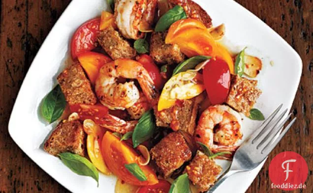 Tomaten-Panzanella mit Garnelen und basilikum