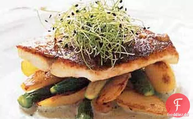 Gerösteter Streifenbarsch mit Schnittlauch und Sauerrahmsauce