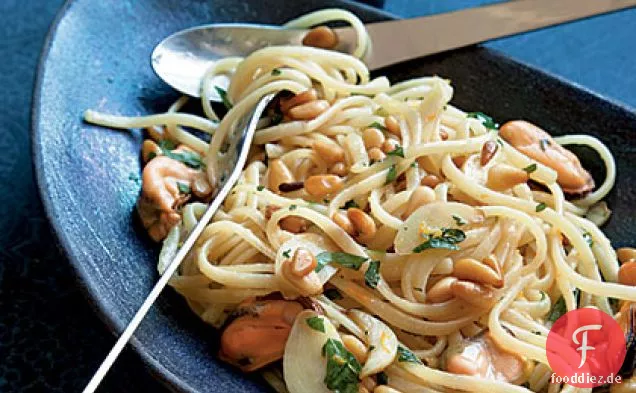 Pasta mit Muscheln, Pinienkernen und Orangen