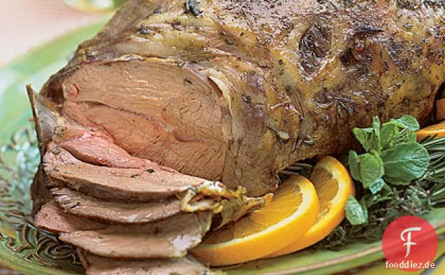 Gebratene Lammkeule mit frischer Minzsauce