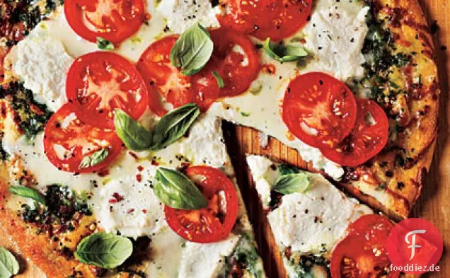 Weiße Pizza mit Tomaten und basilikum