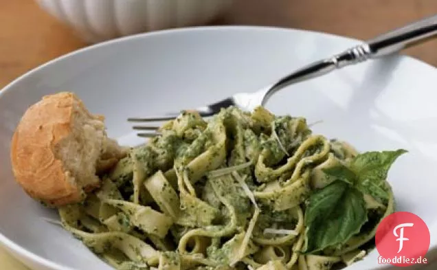 Macadamianuss-Pesto Fettuccine