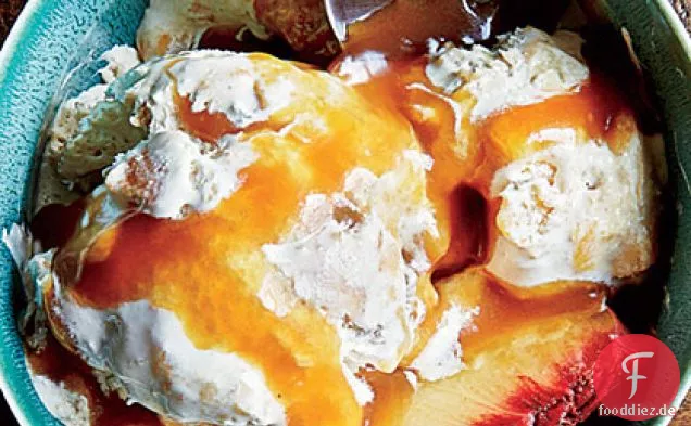 Pfirsich-Cobbler-Eis mit Bourbon-Karamell-Sauce