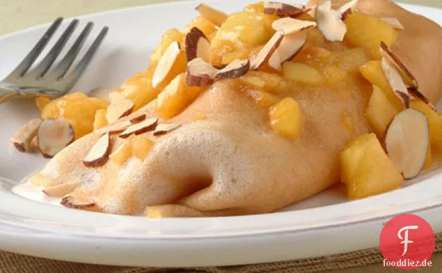 Zimt-Crêpes mit Pfirsichen und Sahne-Käse -