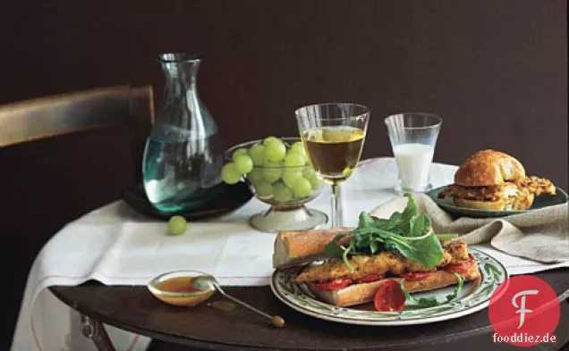 Ofengebackenes Hähnchen und langsam geröstete Tomaten auf einem Baguette