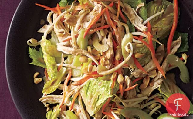 Thailändischer Hühnersalat mit Erdnussdressing