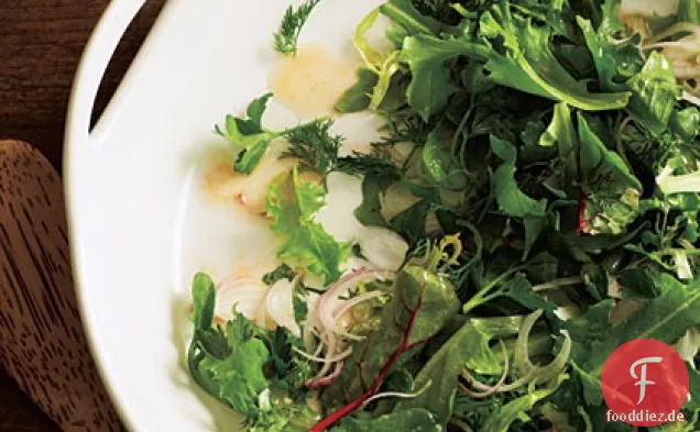 Grüner Salat mit Haselnussvinaigrette