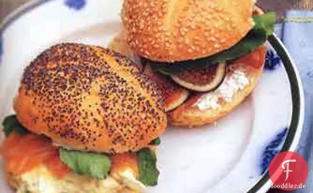 Estragon-Kapern-Eiersalat-Sandwiches mit geräuchertem Lachs