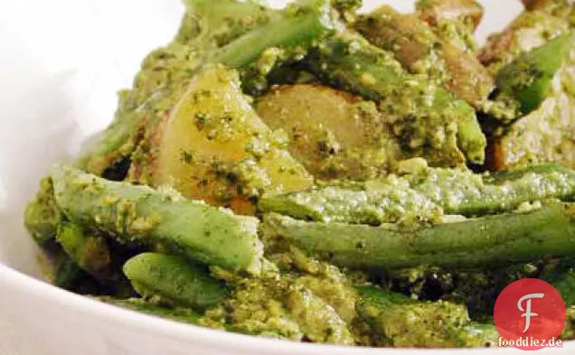 Grüne Bohnen und Kartoffeln mit Pesto geworfen