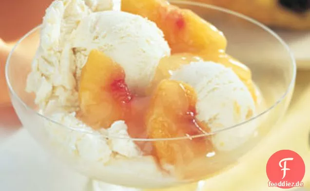 Pfirsich-Vanillepudding-Eis mit Frischen Pfirsich-Kompott