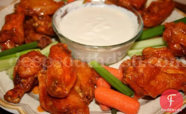 Büffel Stil Hot Wings mit Blauschimmelkäse-DIP-Sauce
