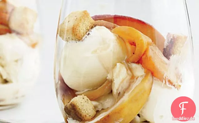 Bourbon-Nektarine-Eisbecher mit Pfund-Kuchen-Croutons
