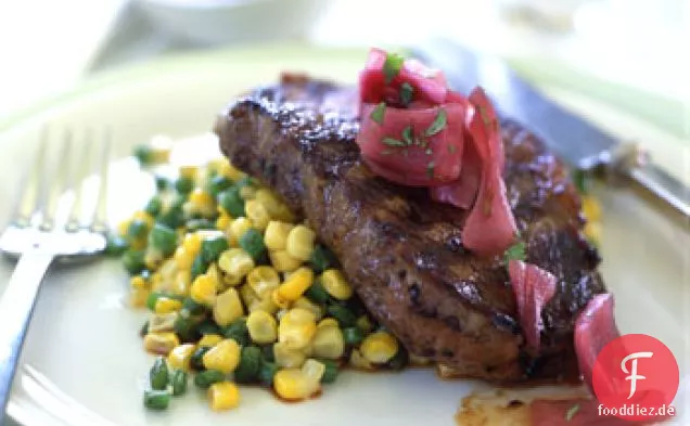 Gegrillte Steaks mit roter Chilisauce