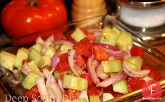 Einfacher Sommer Gurken-, Zwiebel- und Tomatensalat