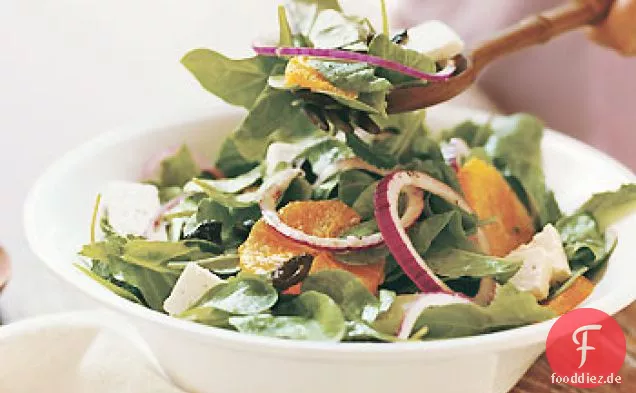 Rucola-Minz-Salat mit ölgehärteten schwarzen Oliven, Orangen und Ricotta-Salata