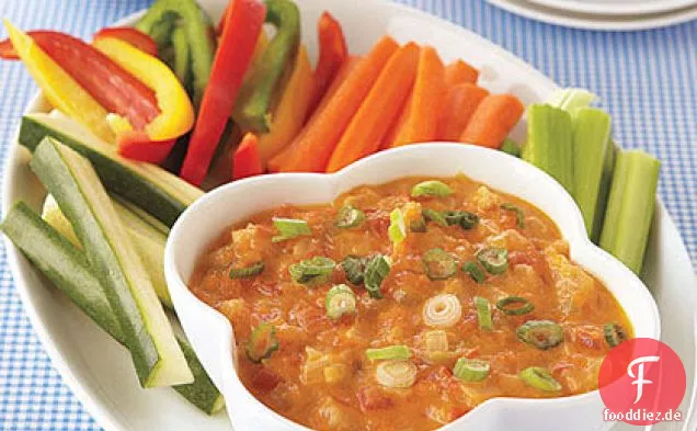 Cheddar-Fondue mit grünen Chilis, Tomaten und Schalotten