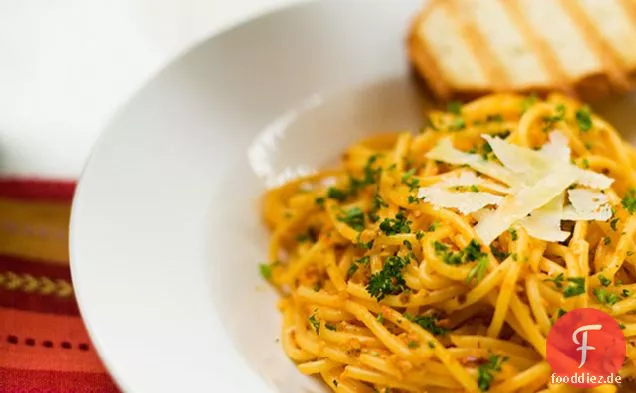 Nudeln In Cremiger Tomatensauce Mit Kürbiskernen