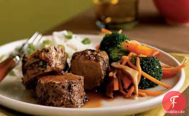 Pfefferkorn-verkrustetes Schweinefilet mit Soja-Karamell-Sauce