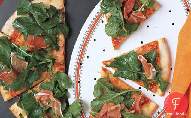 Pizza mit Rucola und Schinken