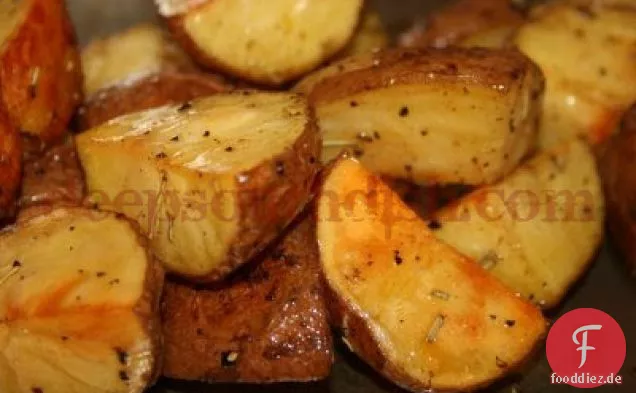 Offene geröstete rote Kartoffeln mit Rosmarin