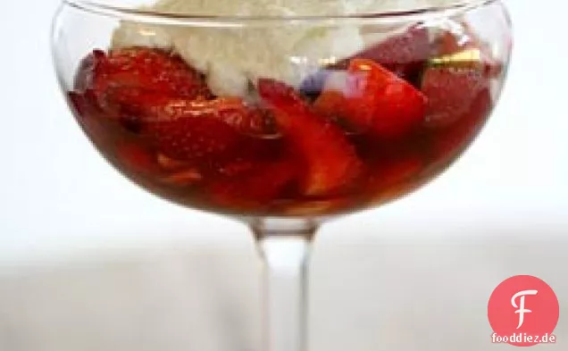 Ricotta-Mascarpone-Mousse mit Balsamico-Erdbeeren