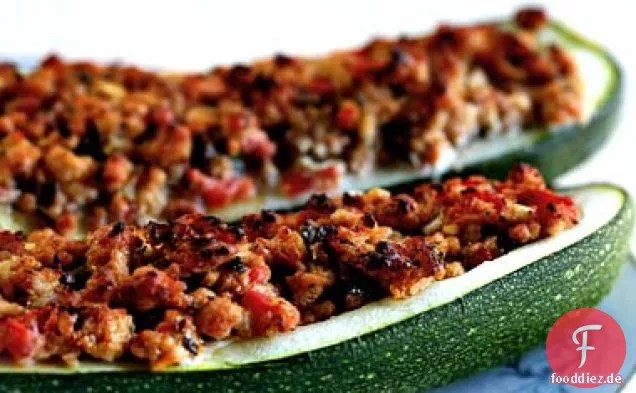 Gefüllte Zucchini mit Putenwurst
