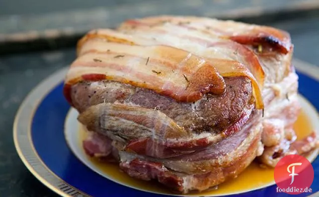 Schweinebraten mit Speck umwickelt