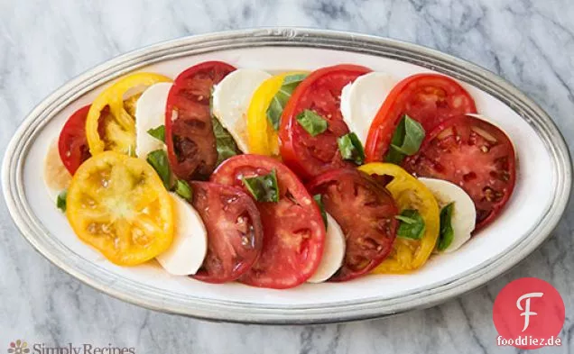 Caprese-Salat mit Tomaten, basilikum und Mozzarella