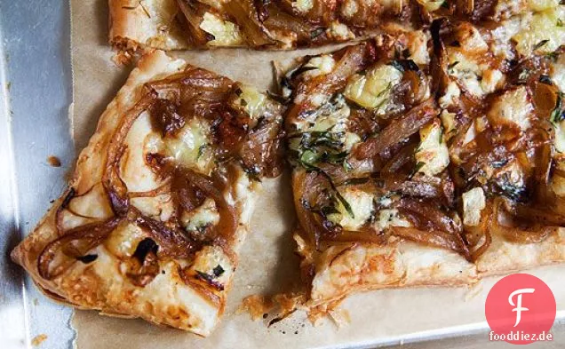Karamellisierte Zwiebeltarte mit Gorgonzola und Brie