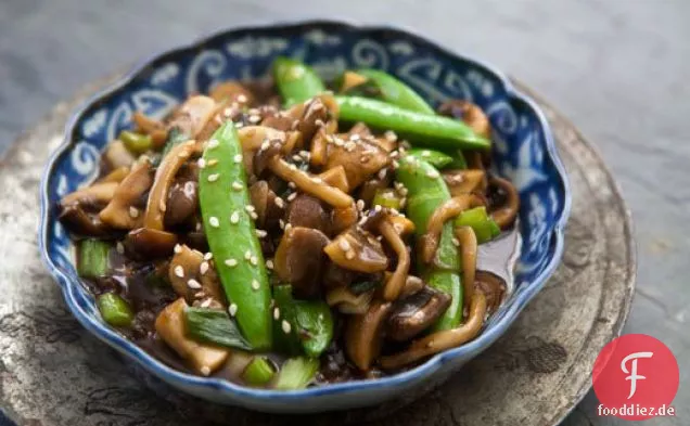 Pilz Stir Fry mit Erbsen und grünen Zwiebeln