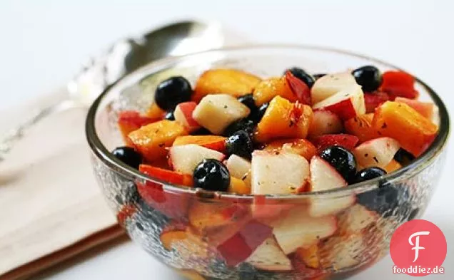 Blaubeer-Pfirsich-Obstsalat mit Thymian