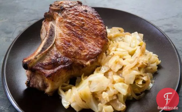 Schweinekoteletts mit geschmortem Kohl