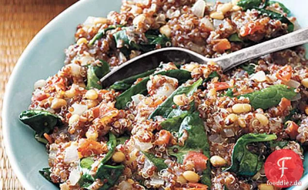 Roter Quinoa-Pilaw mit Tomaten, Spinat und Pinienkernen