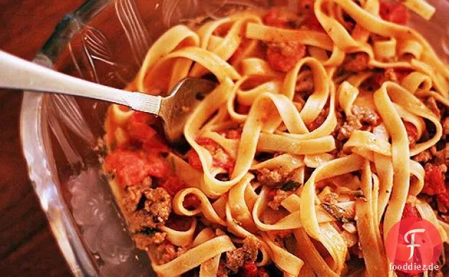 Fettuccine mit cremiger Tomate Italienische Wurstsauce