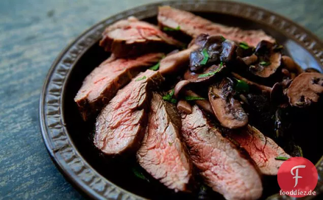 Gegrilltes Flankensteak mit Pilzen