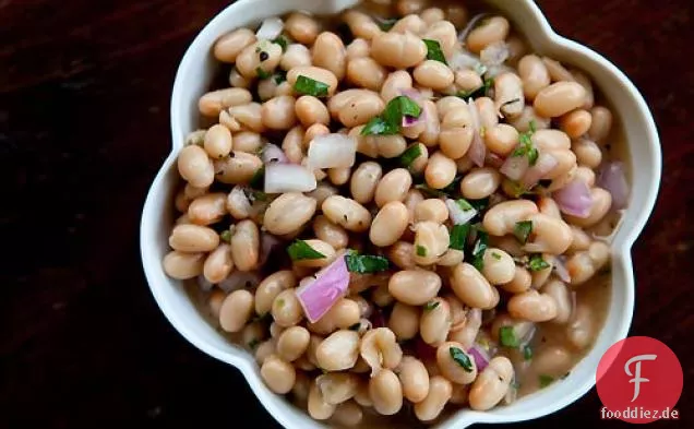 Schneller und einfacher weißer Bohnensalat