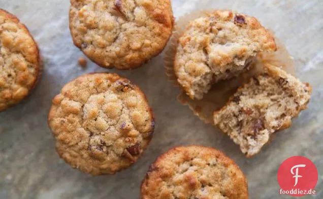 Haferflockenmuffins mit Rosinen, Datteln und Walnüssen