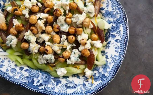 Sellerie, Blauschimmelkäse und Haselnuss-Salat