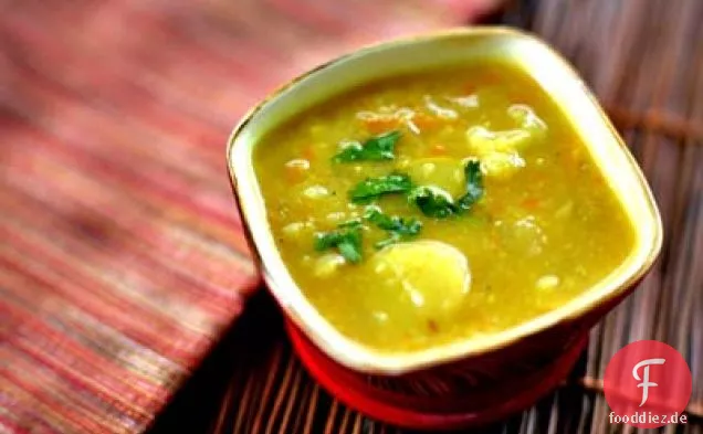 Curry-Kartoffeln und Gemüse-Suppe